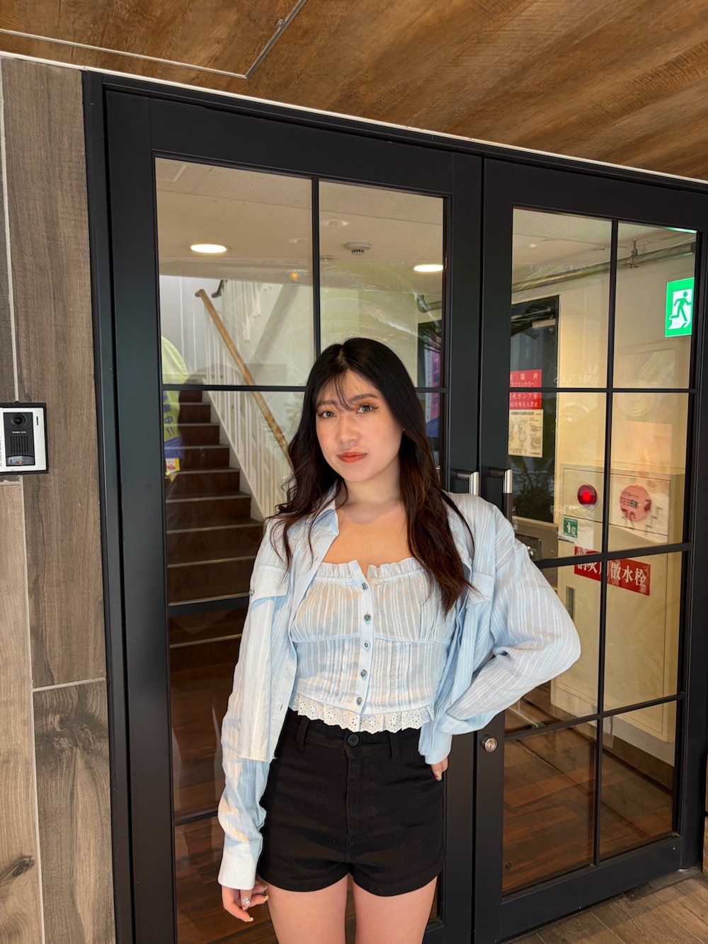 ブラック系のその他パンツ、ブラック系のブーツ、ブルー系のシャツ/ブラウスを着用したレディースの春コーディネートの4枚目の写真