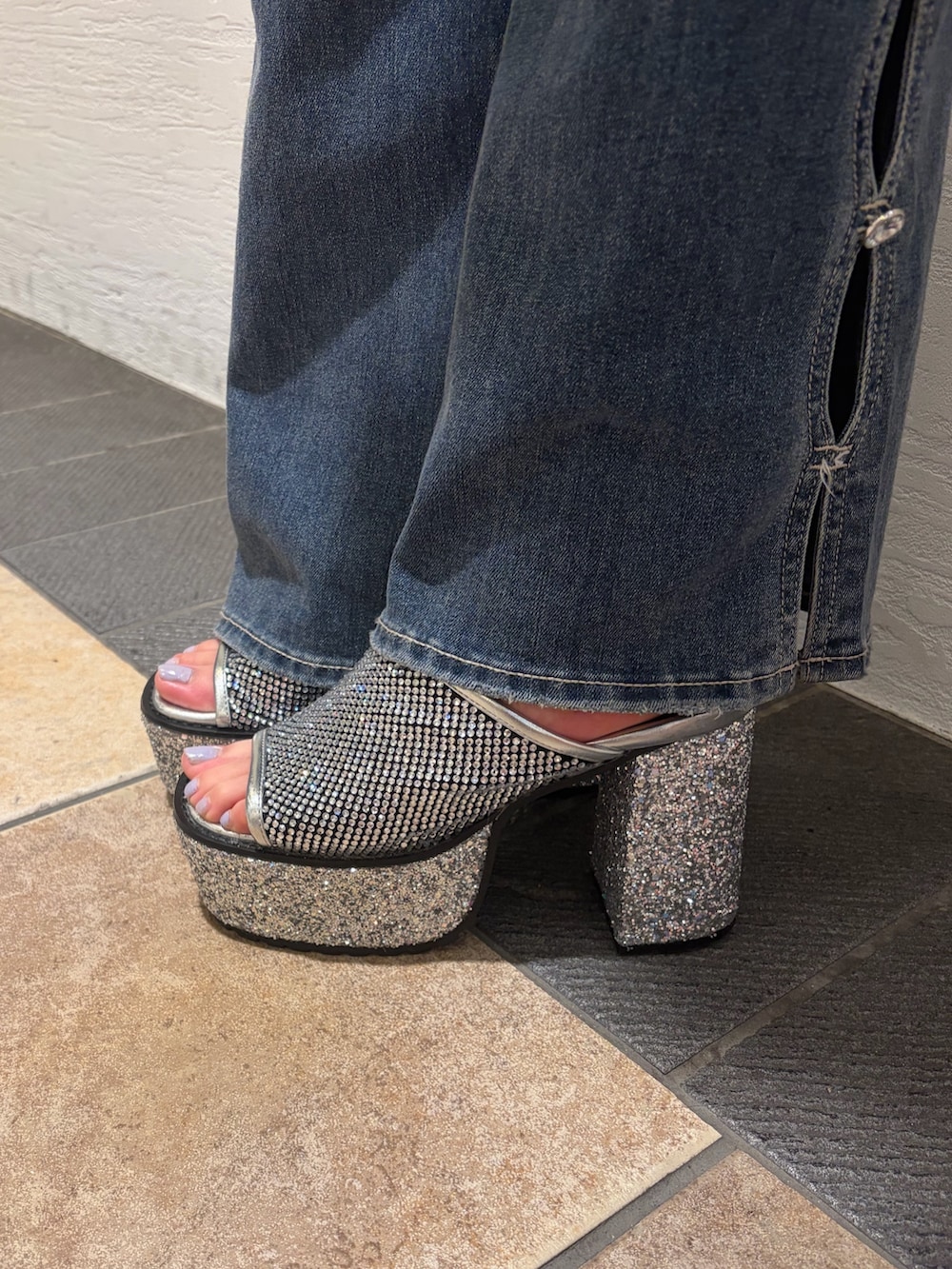 その他のキャミソール、ブルー系のデニムパンツ、シルバー系のサンダルを着用したレディースの夏コーディネートの7枚目の写真