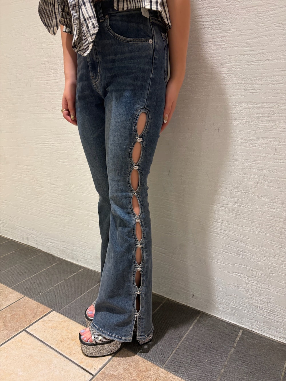 その他のキャミソール、ブルー系のデニムパンツ、シルバー系のサンダルを着用したレディースの夏コーディネートの6枚目の写真