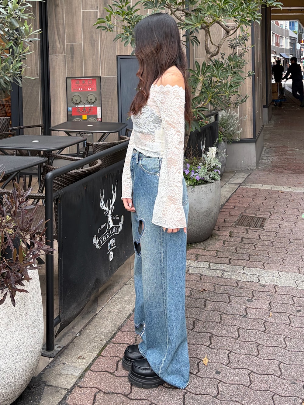 ホワイト系のシャツ/ブラウス、ブルー系のデニムパンツを着用したレディースの春コーディネートの3枚目の写真