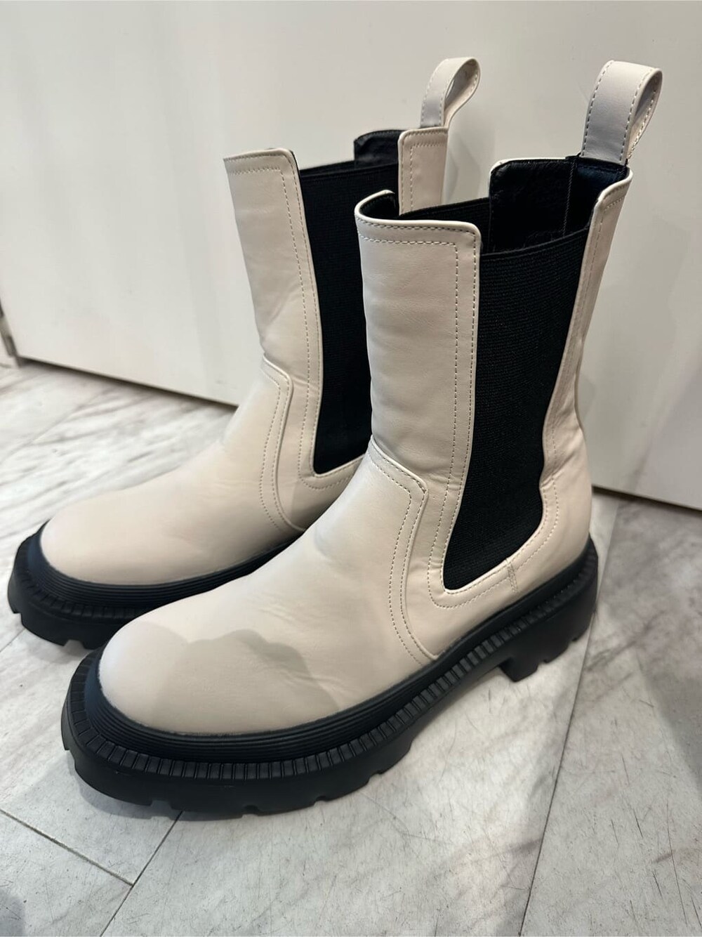 ブラック系のMA-1、ブラウン系のハンドバッグ、ブラック系のデニムパンツを着用したレディースの秋コーディネートの7枚目の写真