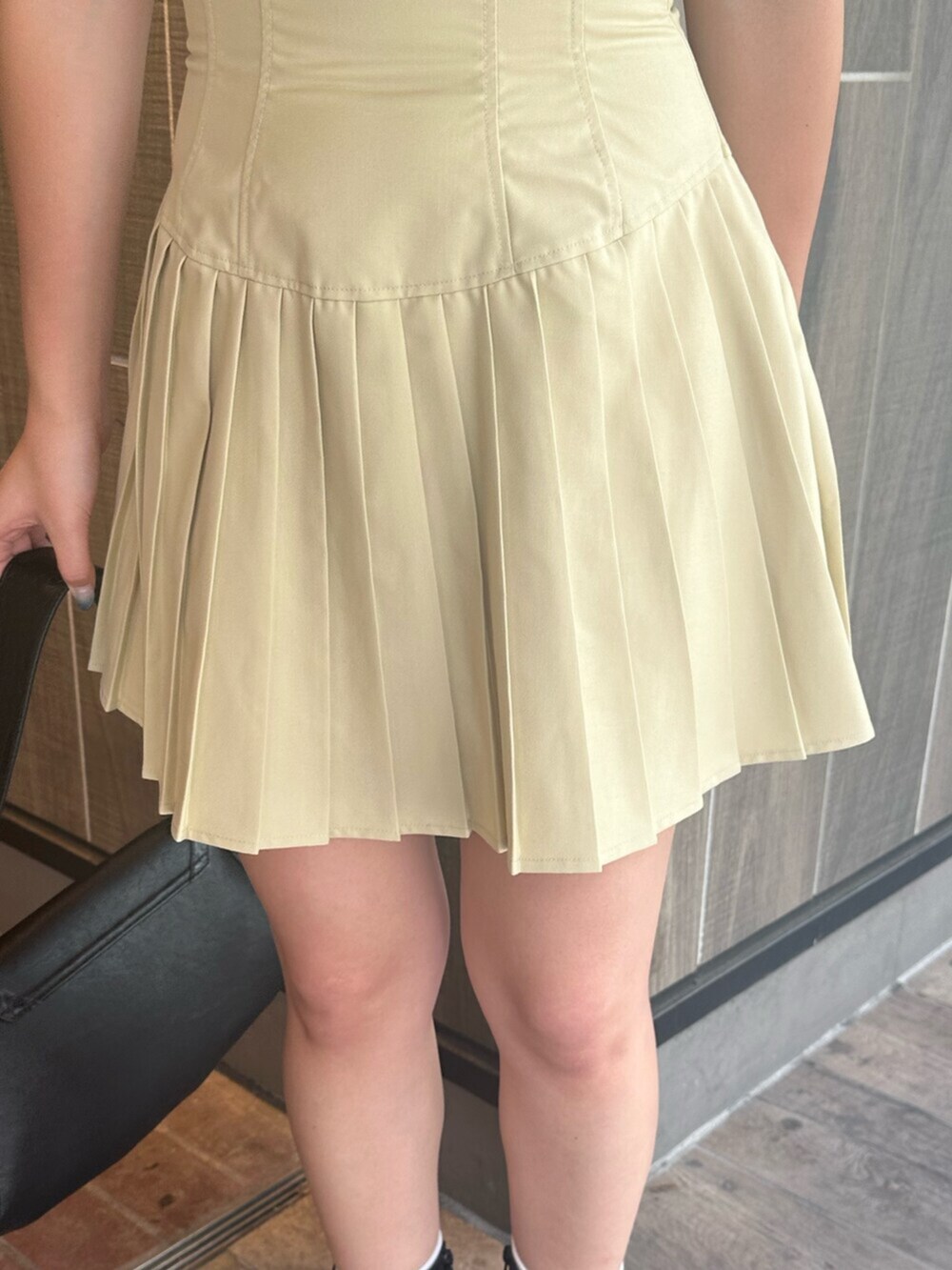 ブラック系のブーツ、イエロー系のワンピース、ホワイト系のTシャツ/カットソーを着用したレディースの夏コーディネートの7枚目の写真