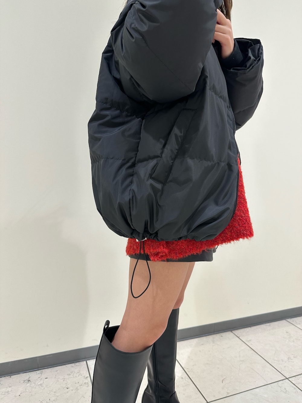 ブラック系のダウンジャケット/コート、ブラック系のその他パンツ、ブラック系のブーツを着用したレディースの冬コーディネートの8枚目の写真