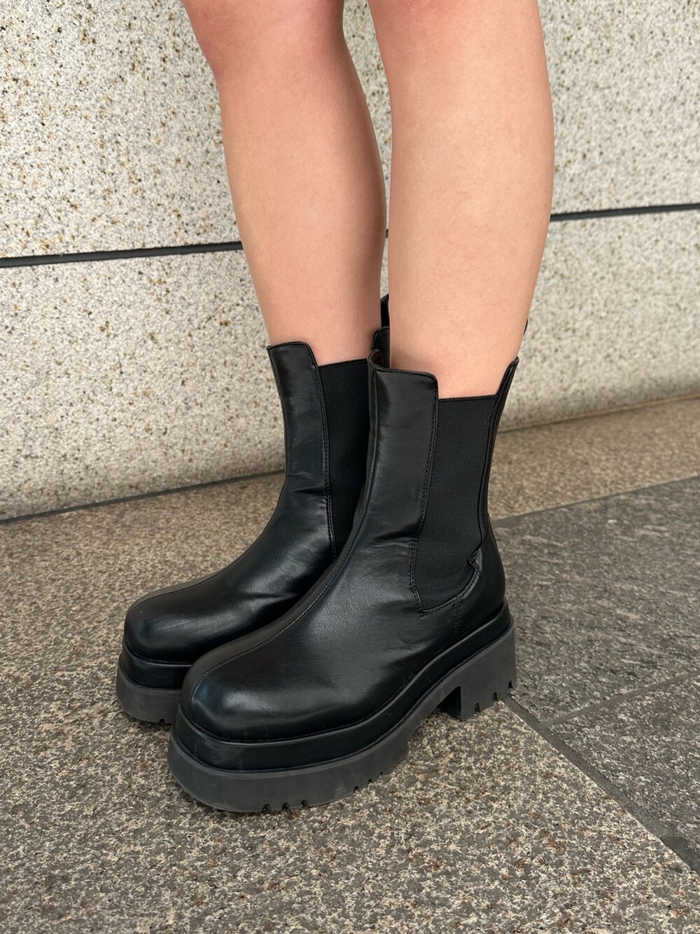 ブラック系のダウンジャケット/コート、シルバー系のスカート、ブラック系のショルダーバッグを着用したレディースの冬コーディネートの9枚目の写真