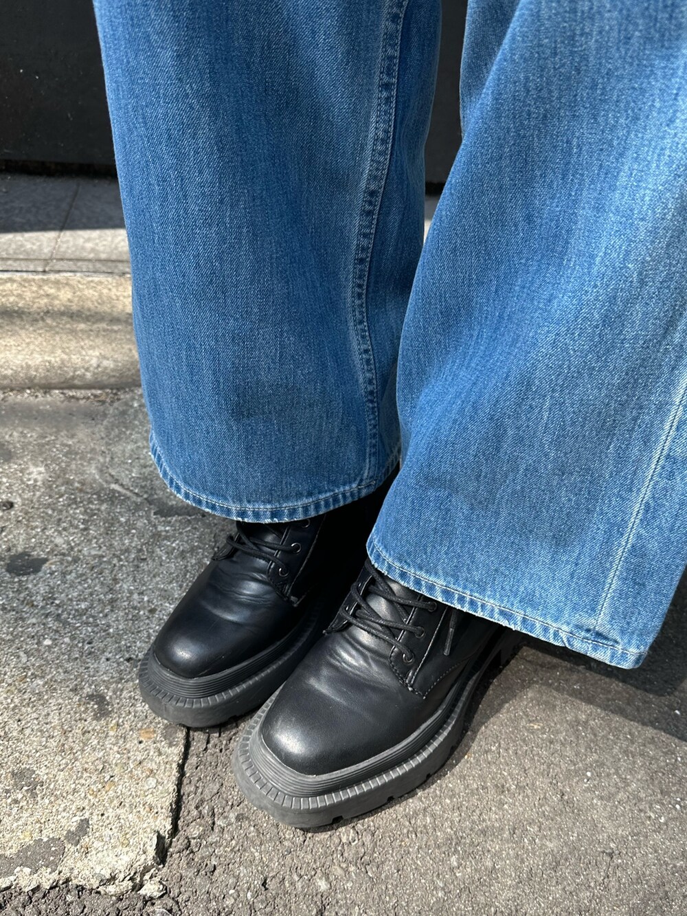 ブルー系のデニムパンツ、ホワイト系のキャミソール、ホワイト系のニット/セーターを着用したレディースの春コーディネートの7枚目の写真