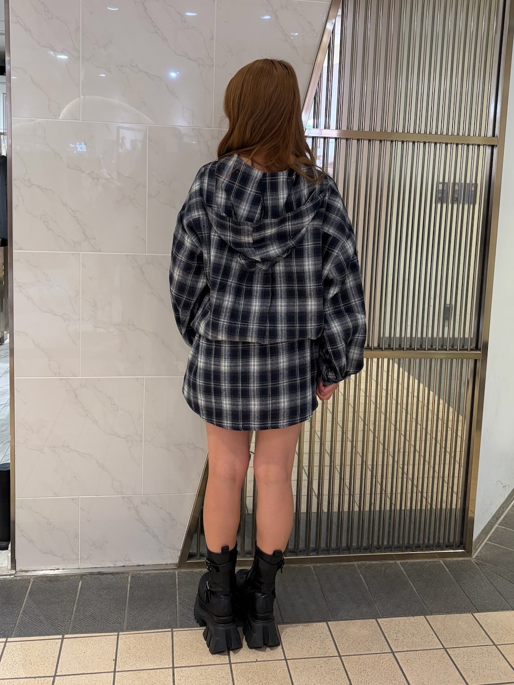 ブラック系のその他パンツ、ブラウン系のシャツ/ブラウス、ブラック系のブーツを着用したレディースの秋コーディネートの3枚目の写真