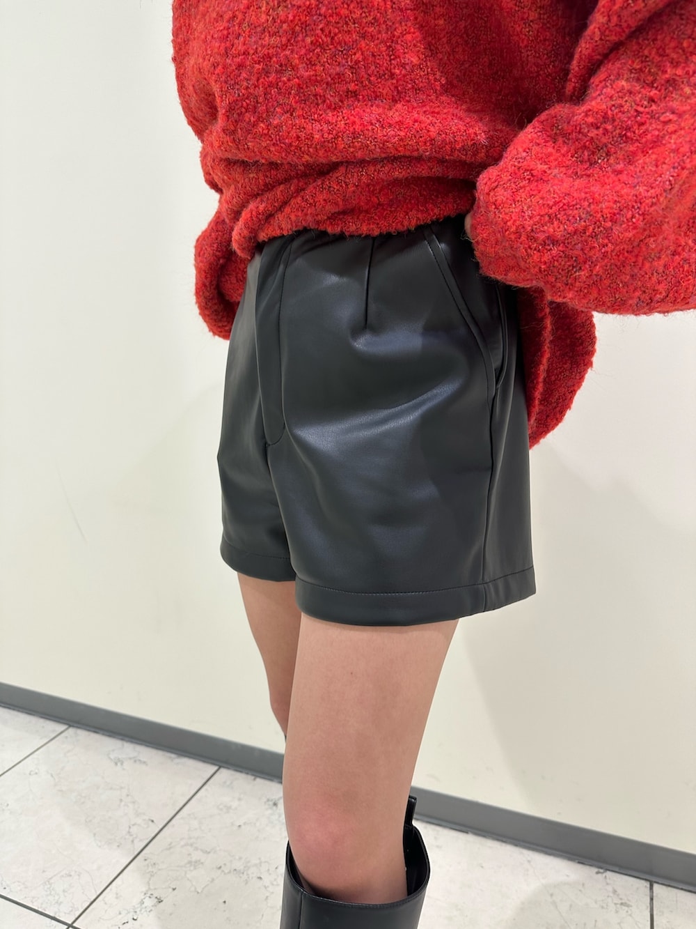 ブラック系のダウンジャケット/コート、ブラック系のその他パンツ、ブラック系のブーツを着用したレディースの冬コーディネートの7枚目の写真