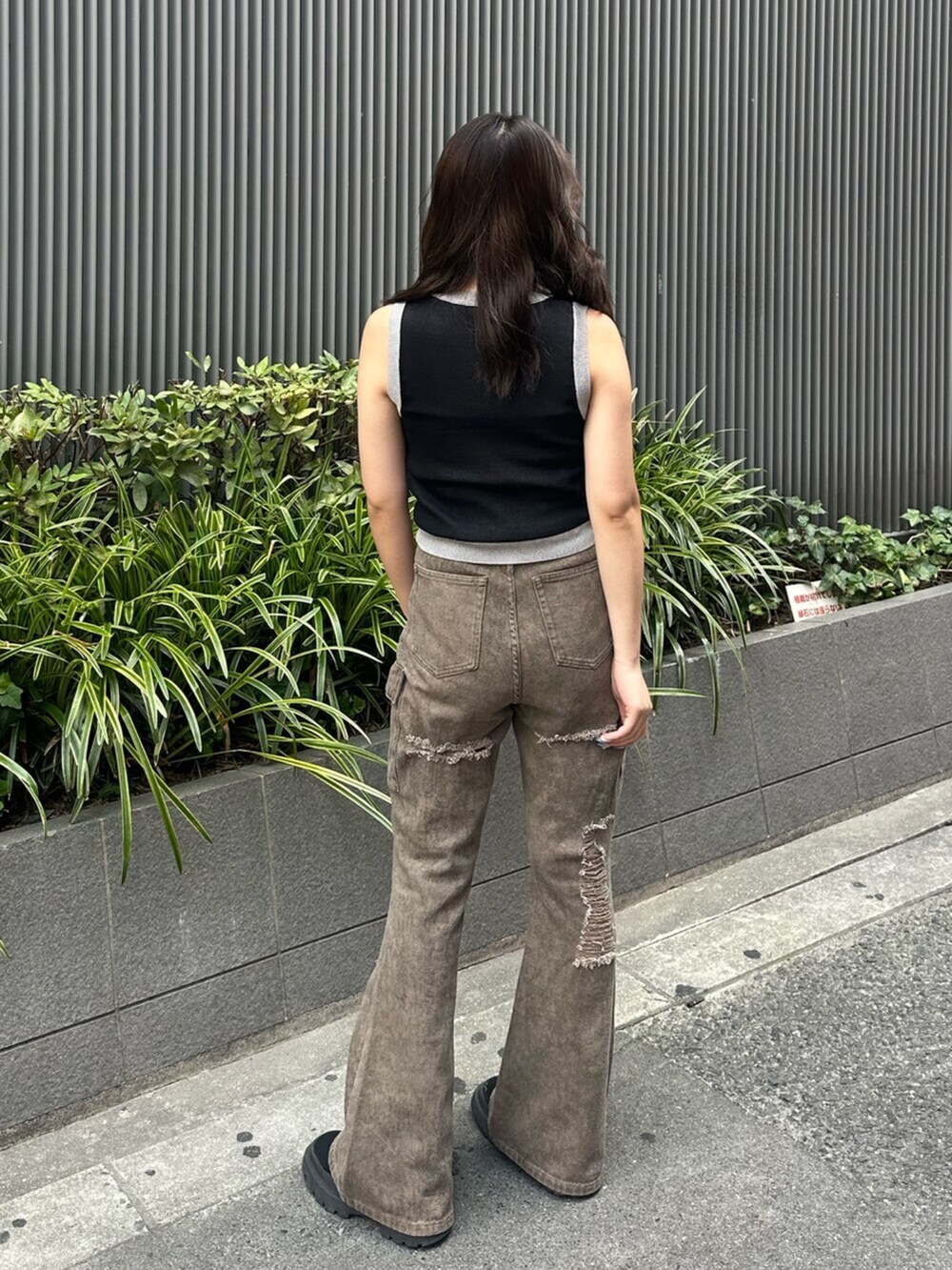 ブラック系のブーツ、ブラウン系のその他パンツ、ブラック系のニット/セーターを着用したレディースの夏コーディネートの3枚目の写真