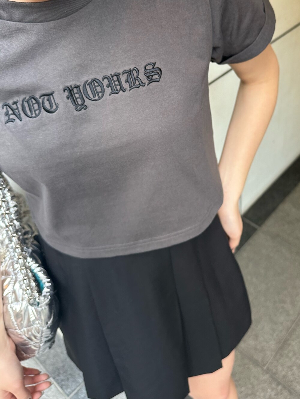 ブラック系のその他パンツ、シルバー系のショルダーバッグ、ブラック系のブーツを着用したレディースの春コーディネートの4枚目の写真