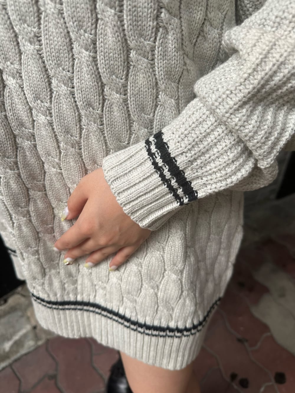 グレー系のニット/セーター、ホワイト系のショルダーバッグを着用したレディースの夏コーディネートの7枚目の写真