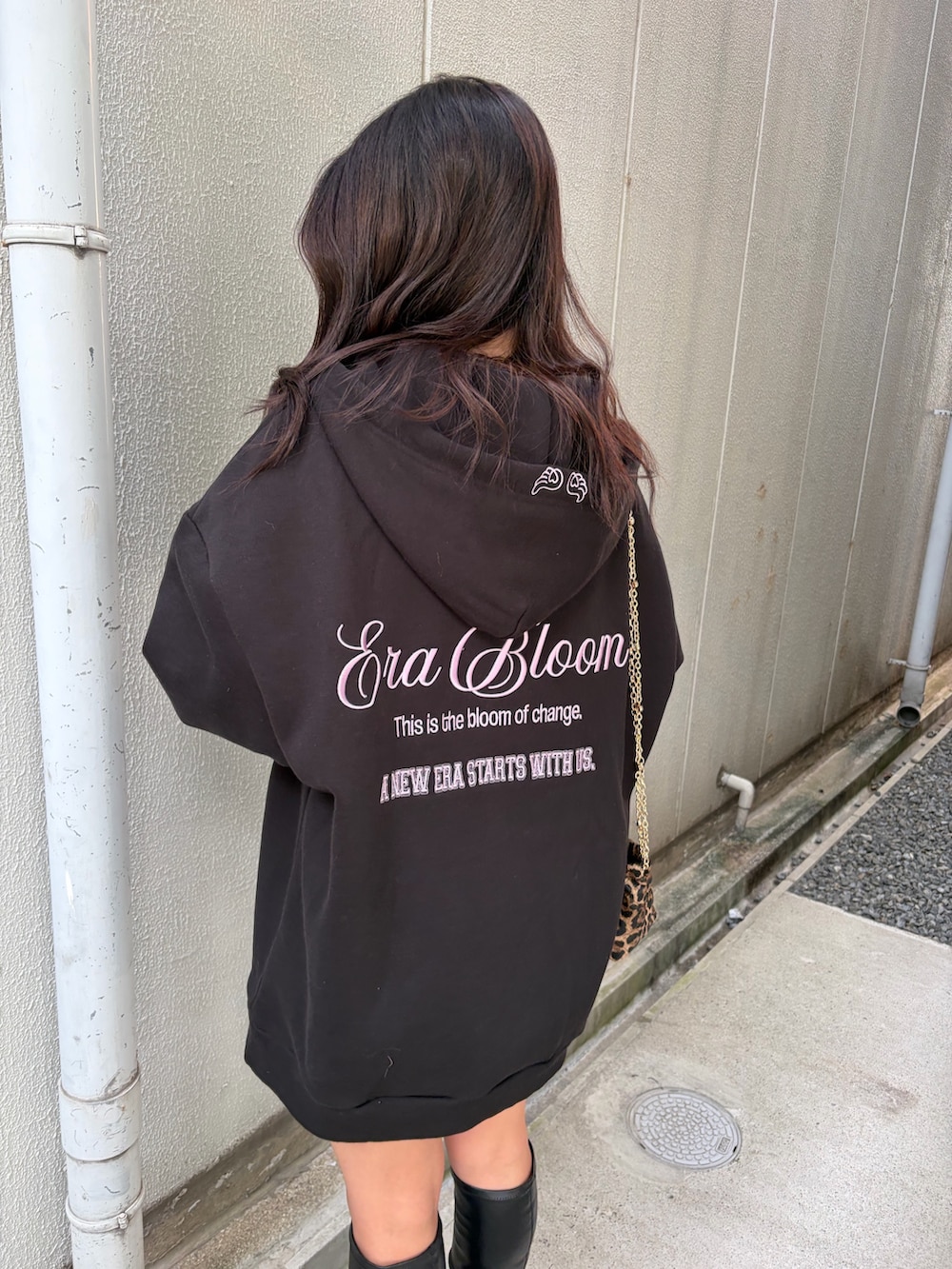 ブラック系のパーカー、ブラック系のブーツ、ブラック系のショルダーバッグを着用したレディースの秋コーディネートの5枚目の写真