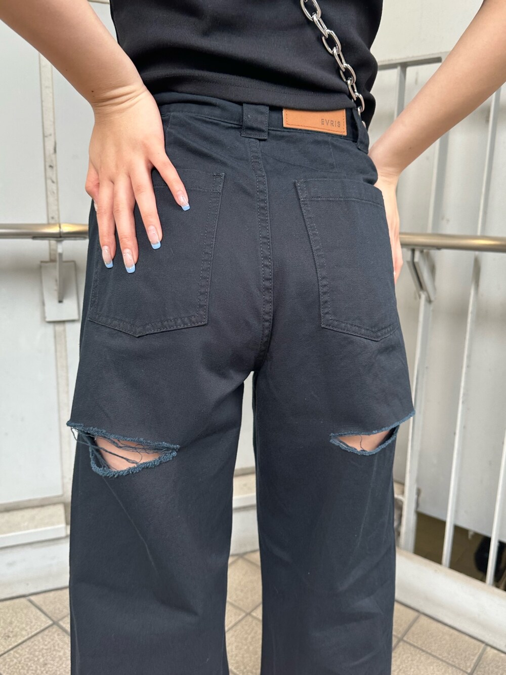 ブラック系のその他パンツ、ブラック系のショルダーバッグ、ブラック系のTシャツ/カットソーを着用したレディースの春コーディネートの7枚目の写真