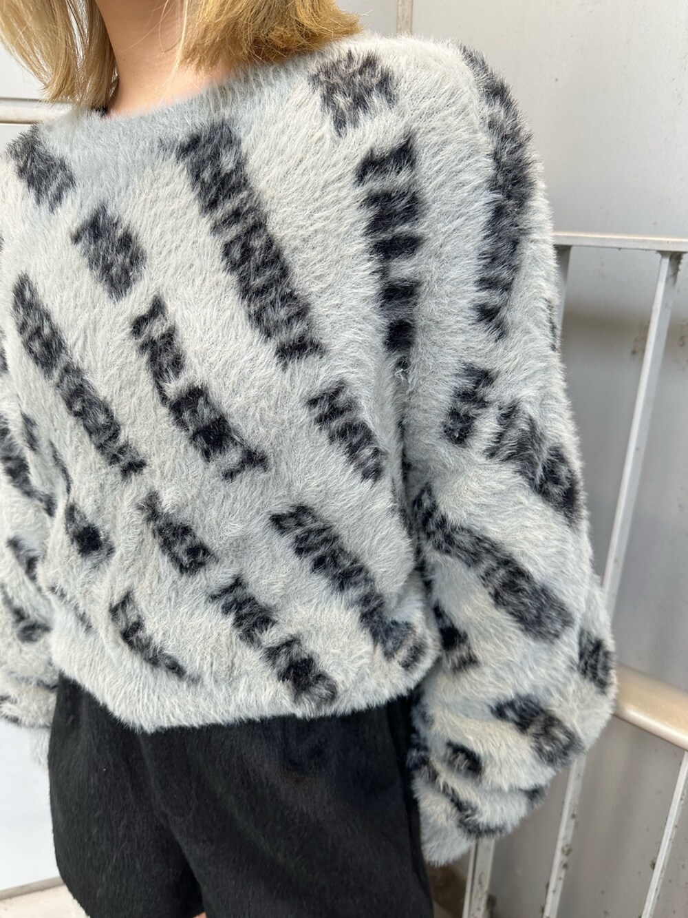 ブラック系のその他パンツ、ブラック系のブーツ、グレー系のニット/セーターを着用したレディースの冬コーディネートの5枚目の写真