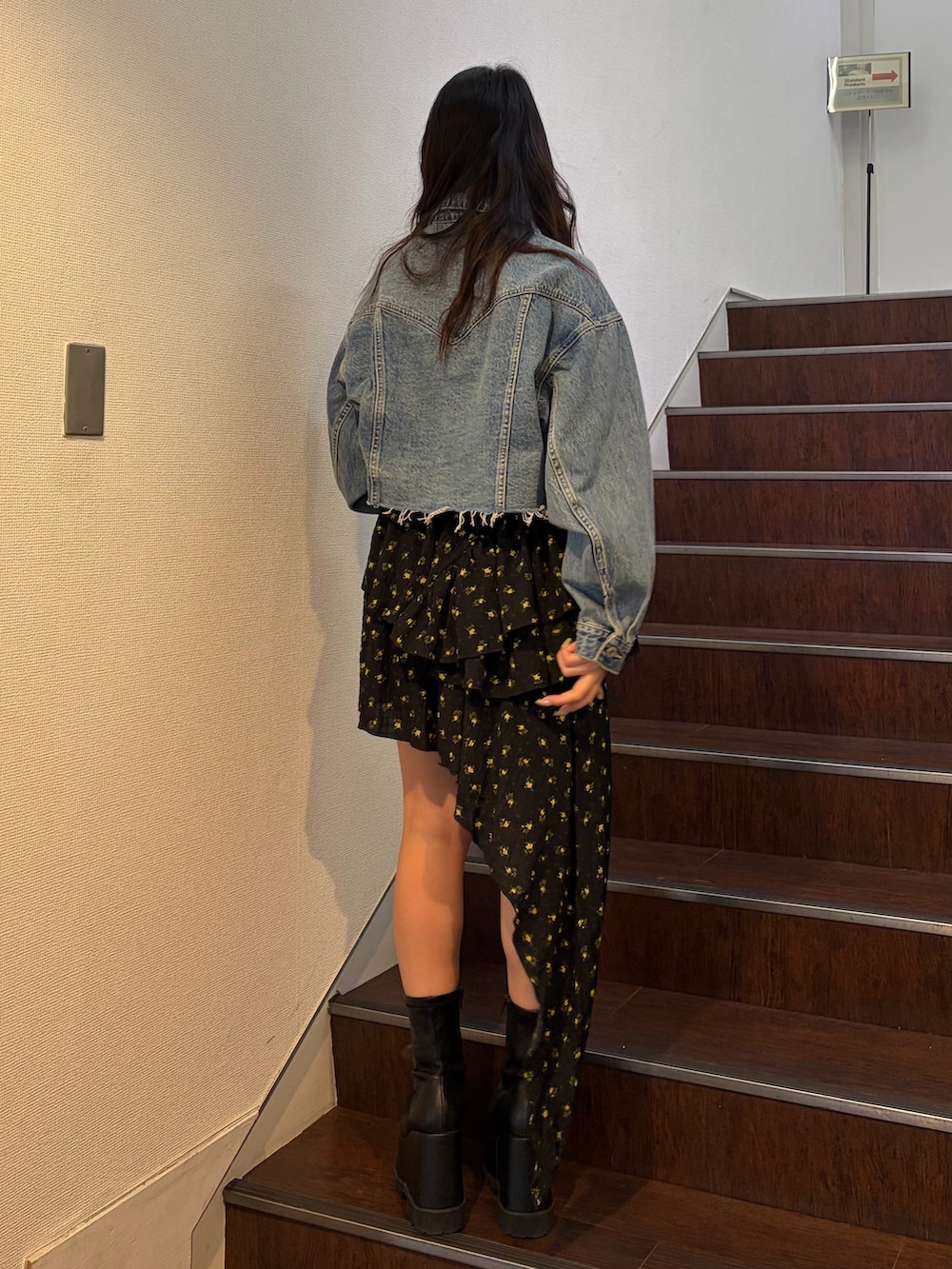 ブルー系のデニムジャケット、その他のワンピース、ブラック系のブーツを着用したレディースの春コーディネートの3枚目の写真