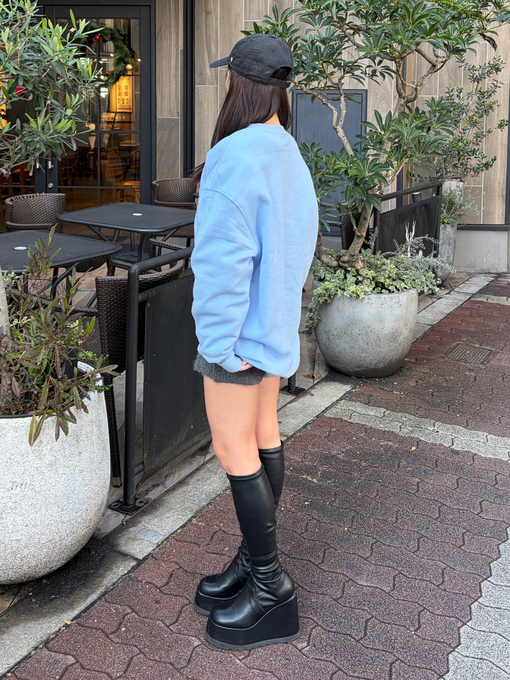 ブラック系のブーツ、ブルー系のスウェット、グレー系のつなぎ/オールインワンを着用したレディースの冬コーディネートの2枚目の写真