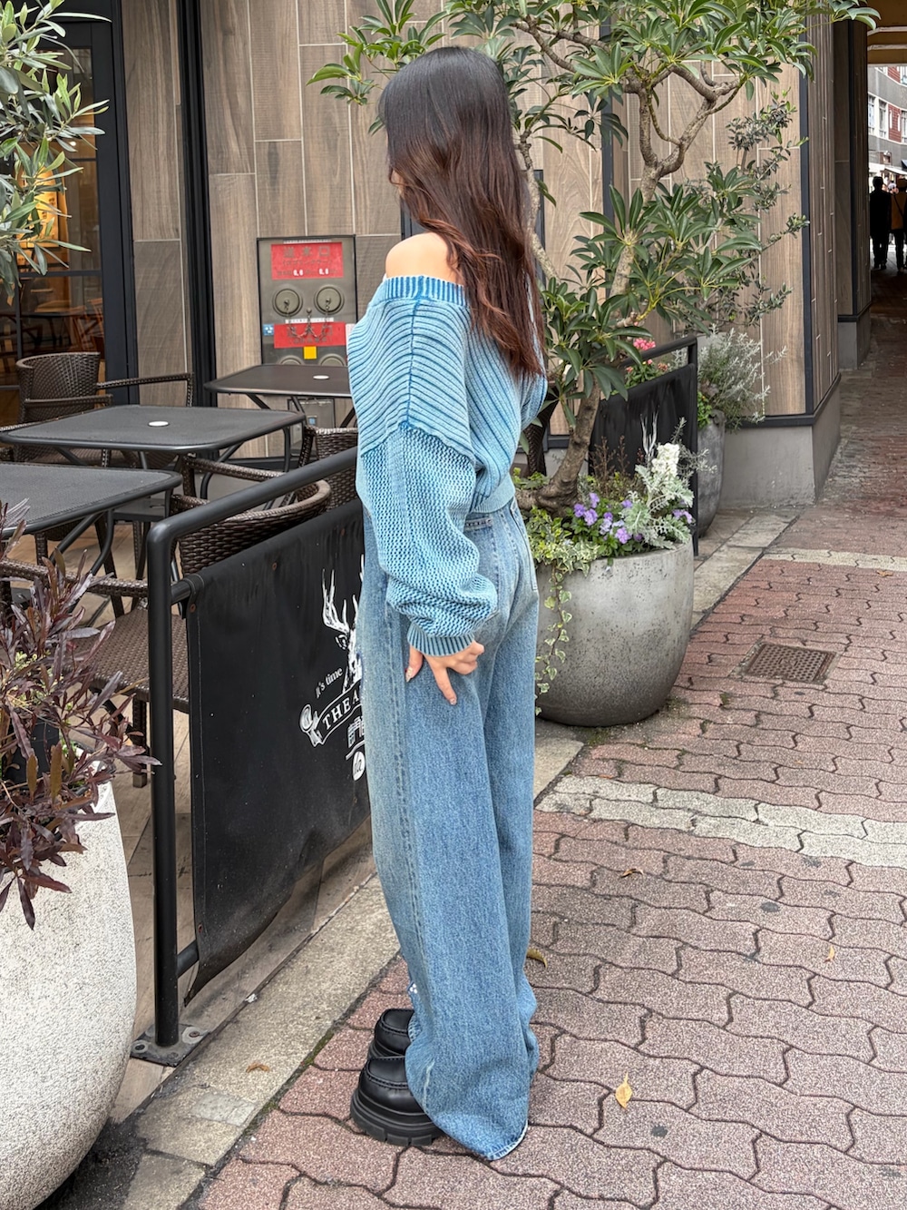 ブルー系のデニムパンツ、ホワイト系のシャツ/ブラウス、ブルー系のカーディガン/ボレロを着用したレディースの春コーディネートの2枚目の写真