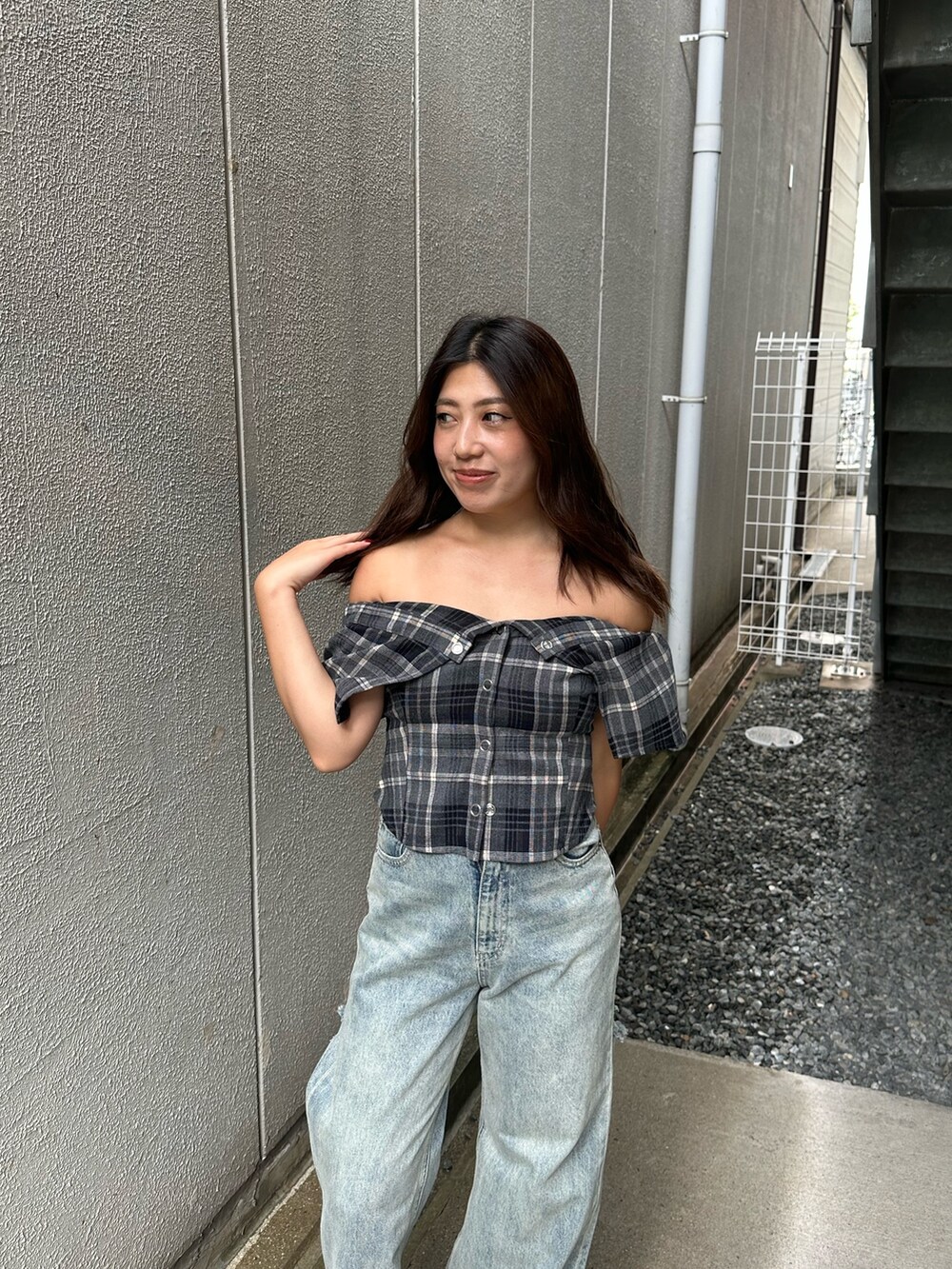 ブラック系のシャツ/ブラウス、ブルー系のデニムパンツ、ブラック系のブーツを着用したレディースの夏コーディネートの4枚目の写真