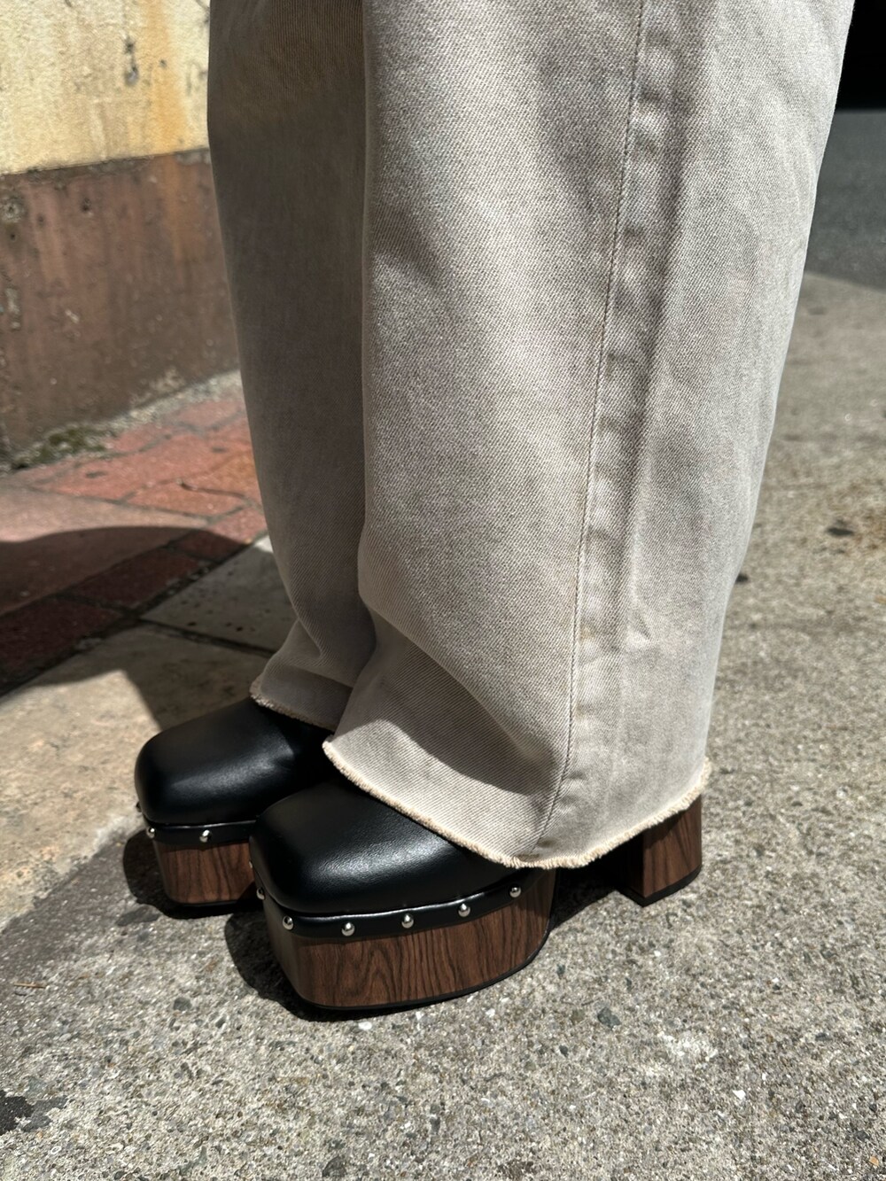 ベージュ系のデニムパンツ、ブラック系のサンダル、ホワイト系のニット/セーターを着用したレディースの春コーディネートの8枚目の写真