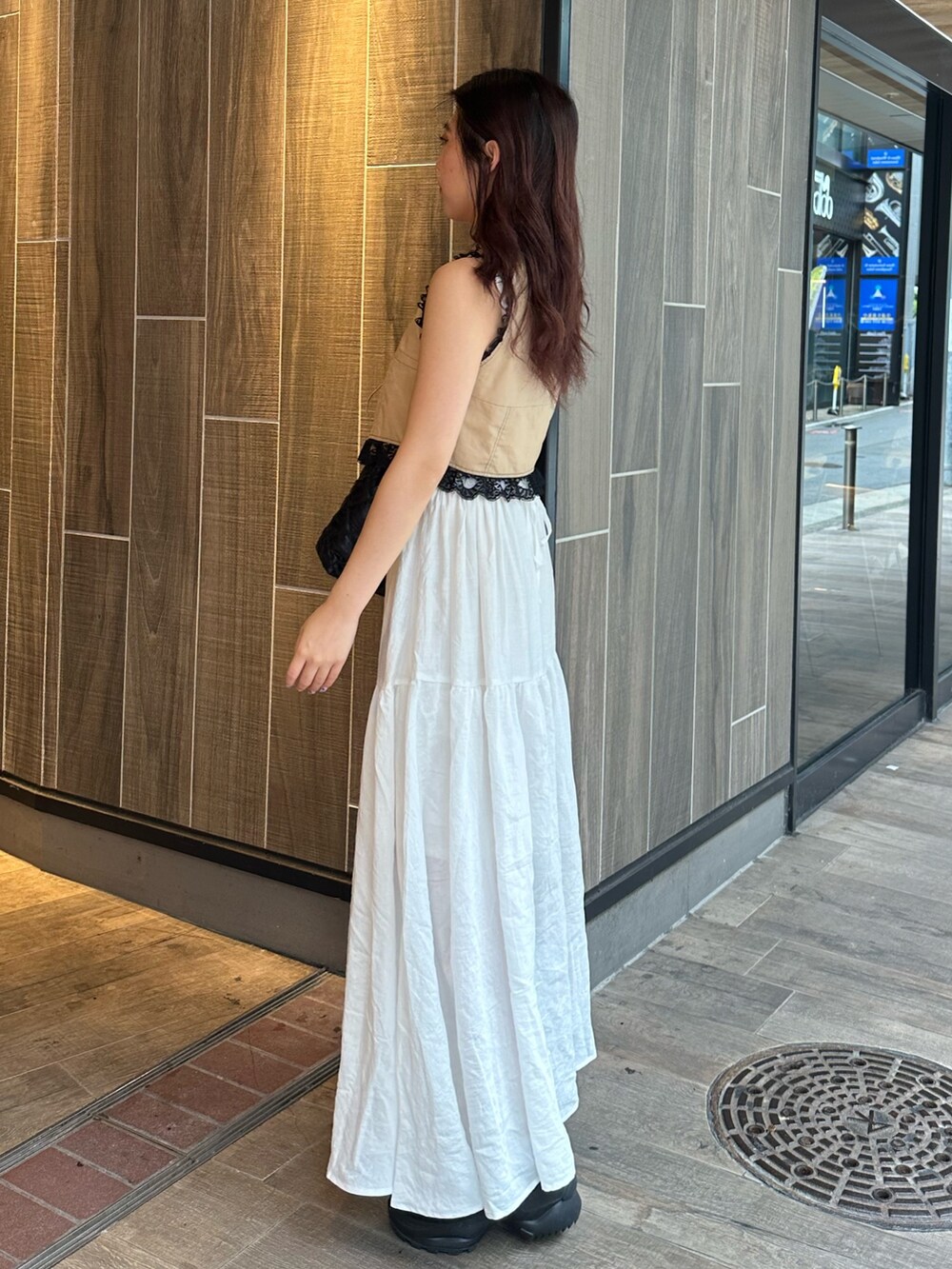 ホワイト系のワンピース、ベージュ系のシャツ/ブラウス、ブラック系のショルダーバッグを着用したレディースの夏コーディネートの2枚目の写真