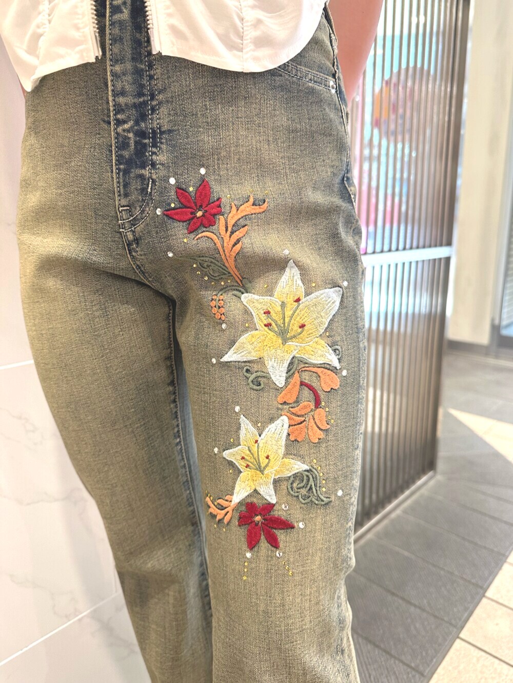 ブラック系のサンダル、ブルー系のデニムパンツ、ホワイト系のシャツ/ブラウスを着用したレディースの夏コーディネートの5枚目の写真