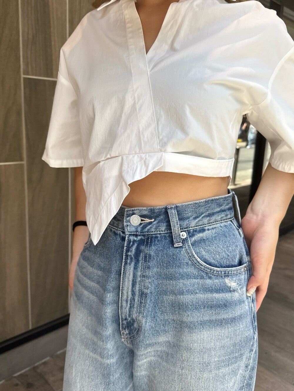 ホワイト系のシャツ/ブラウス、ブラック系のデニムパンツ、ブラック系のサンダルを着用したレディースの夏コーディネートの5枚目の写真