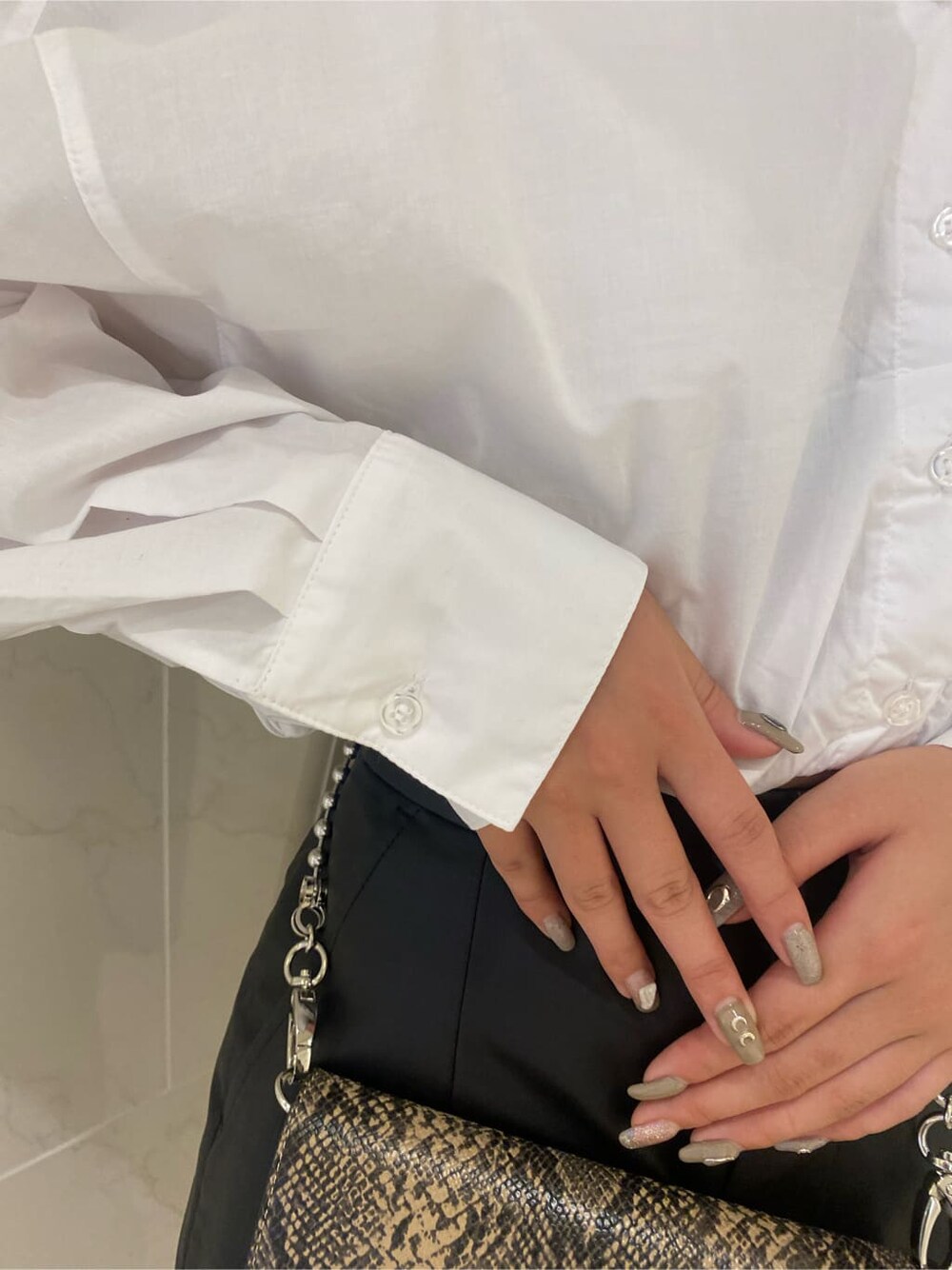 ブラック系のその他パンツ、ブラック系のブーツ、ホワイト系のシャツ/ブラウスを着用したレディースの夏コーディネートの4枚目の写真