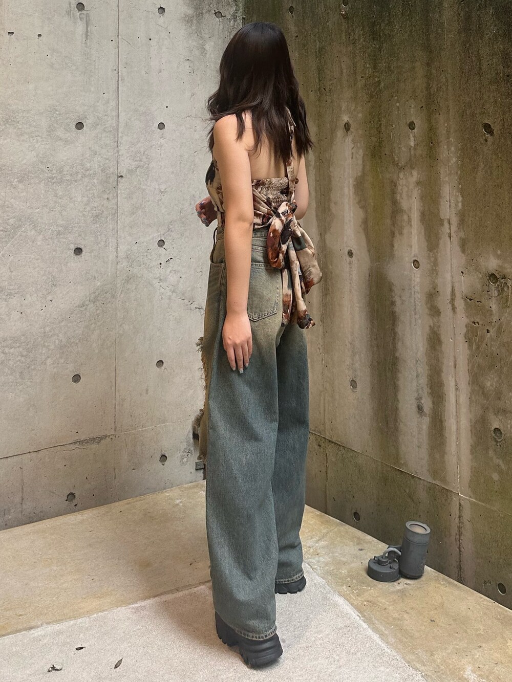 ブラウン系のTシャツ/カットソー、ブルー系のデニムパンツ、ブラック系のサンダルを着用したレディースの夏コーディネートの2枚目の写真