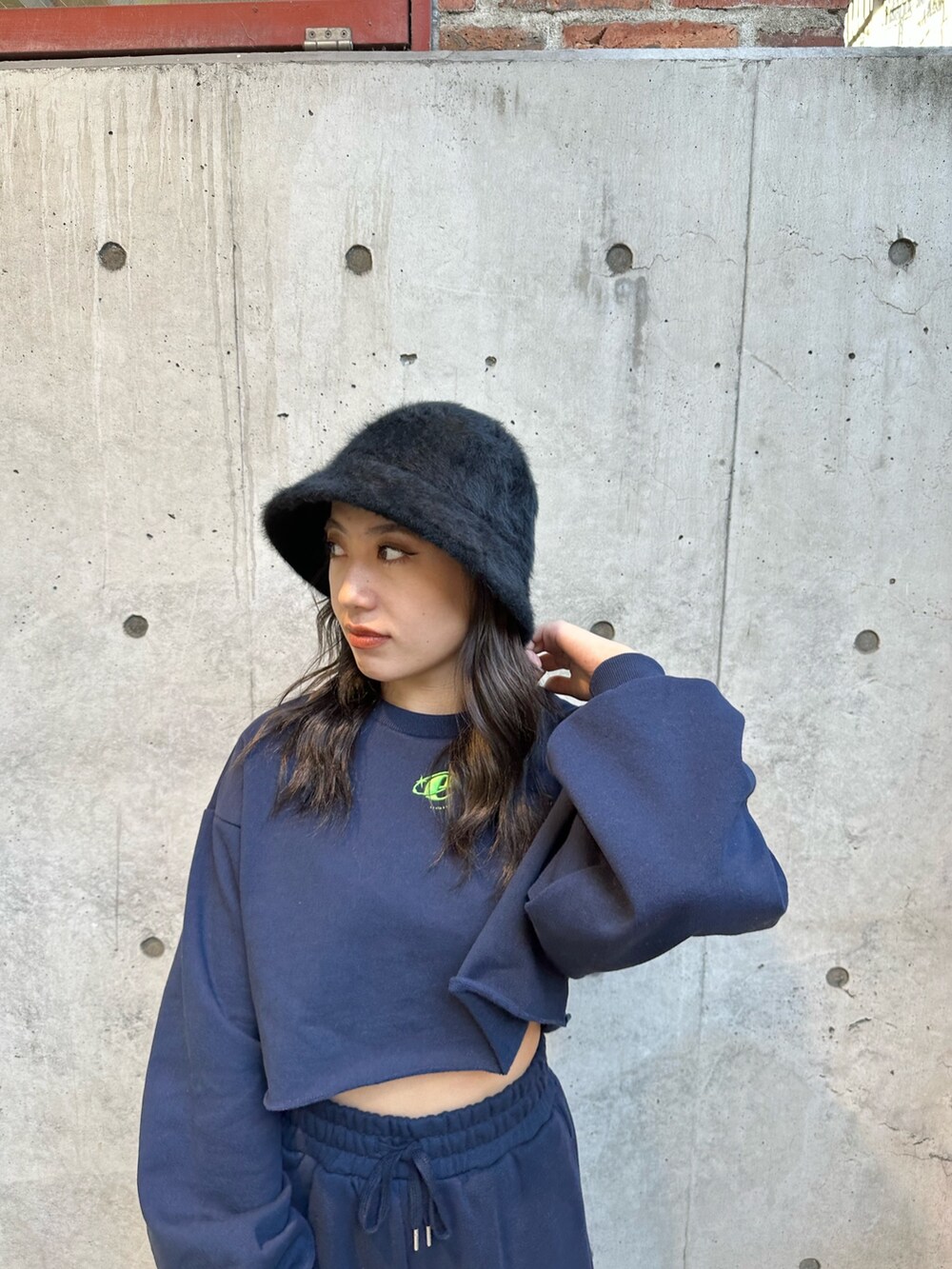 ブルー系のスウェットパンツ、ブルー系のスウェット、ベージュ系のスリッポンを着用したレディースの秋コーディネートの4枚目の写真