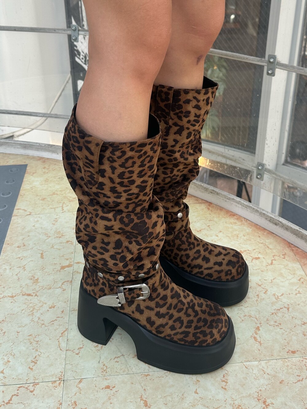 ブラック系のデニムスカート、その他のブーツ、ブラック系のブルゾンを着用したレディースの秋コーディネートの5枚目の写真