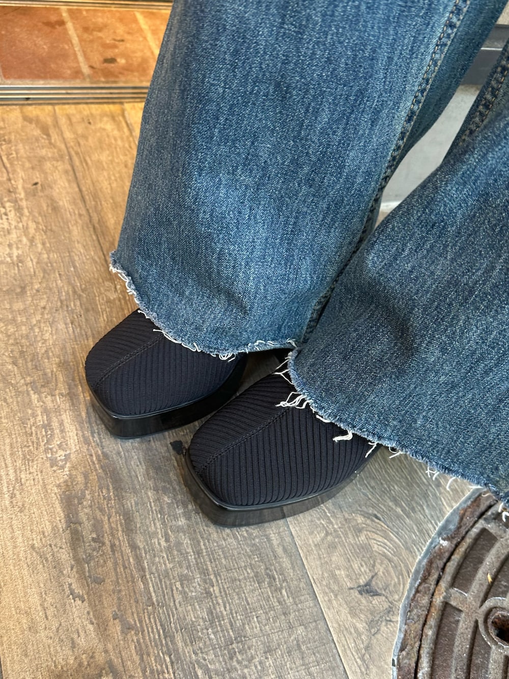 ブルー系のデニムパンツ、その他のブーツ、ブラック系のライダースジャケットを着用したレディースの夏コーディネートの9枚目の写真