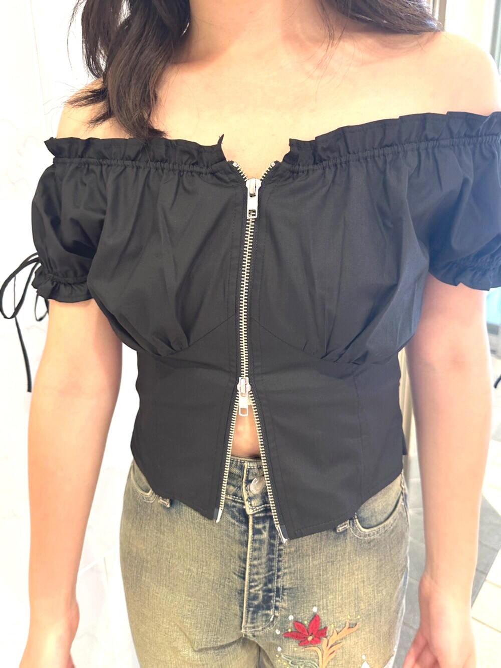 ブラック系のサンダル、ブルー系のデニムパンツ、ブラック系のシャツ/ブラウスを着用したレディースの夏コーディネートの6枚目の写真