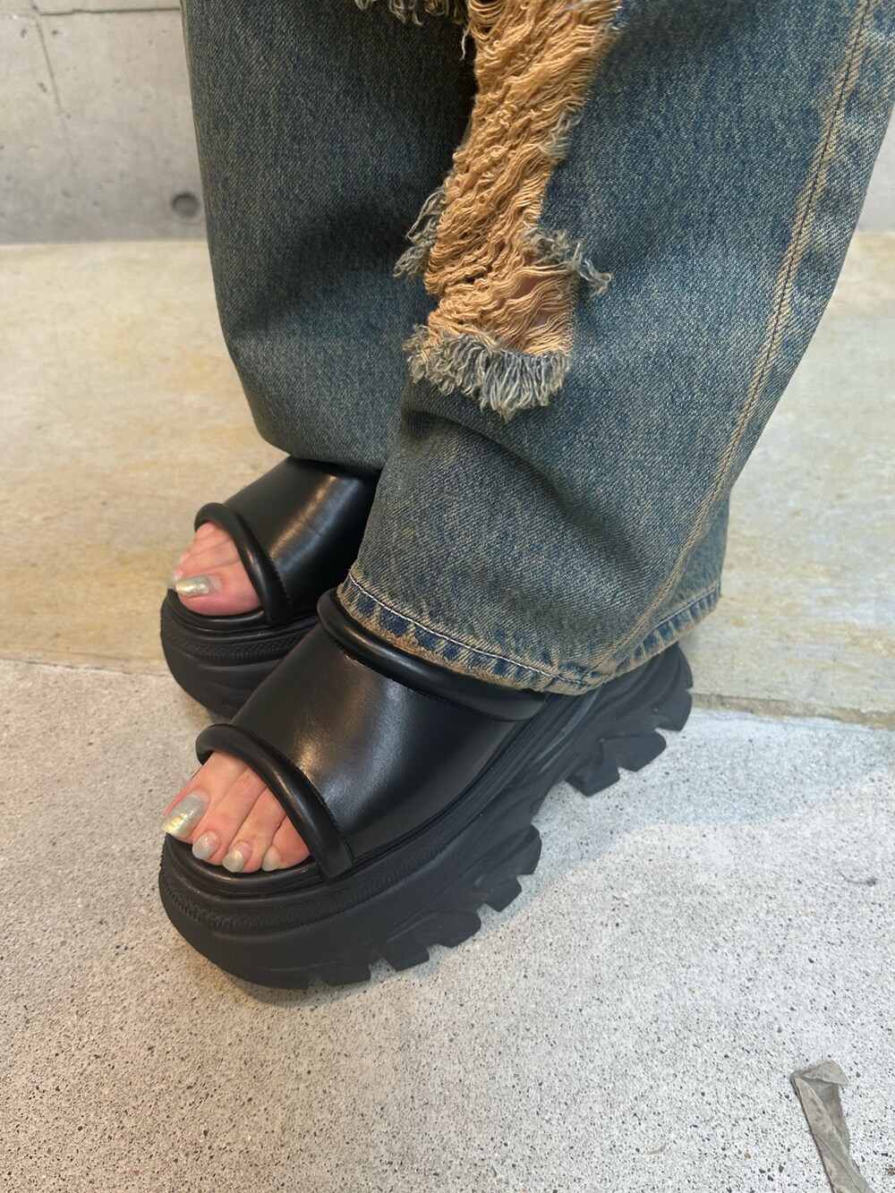 ブラウン系のTシャツ/カットソー、ブルー系のデニムパンツ、ブラック系のサンダルを着用したレディースの夏コーディネートの7枚目の写真