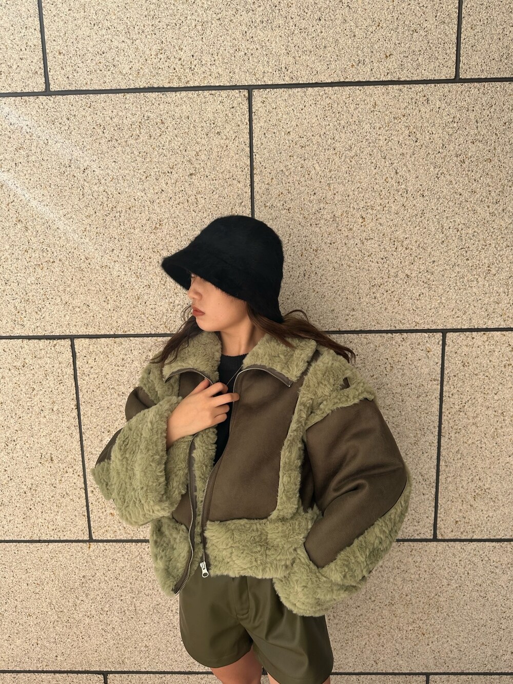 グリーン系のその他パンツ、ブラウン系のムートンコート、ブラック系のブーツを着用したレディースの秋コーディネートの5枚目の写真