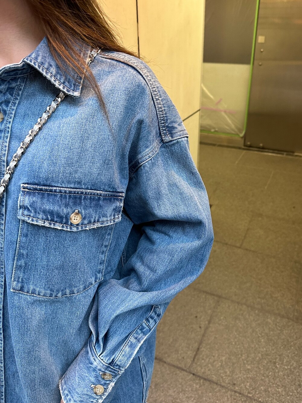 ブルー系のシャツ/ブラウス、ブラック系のその他パンツ、シルバー系のショルダーバッグを着用したレディースの冬コーディネートの5枚目の写真