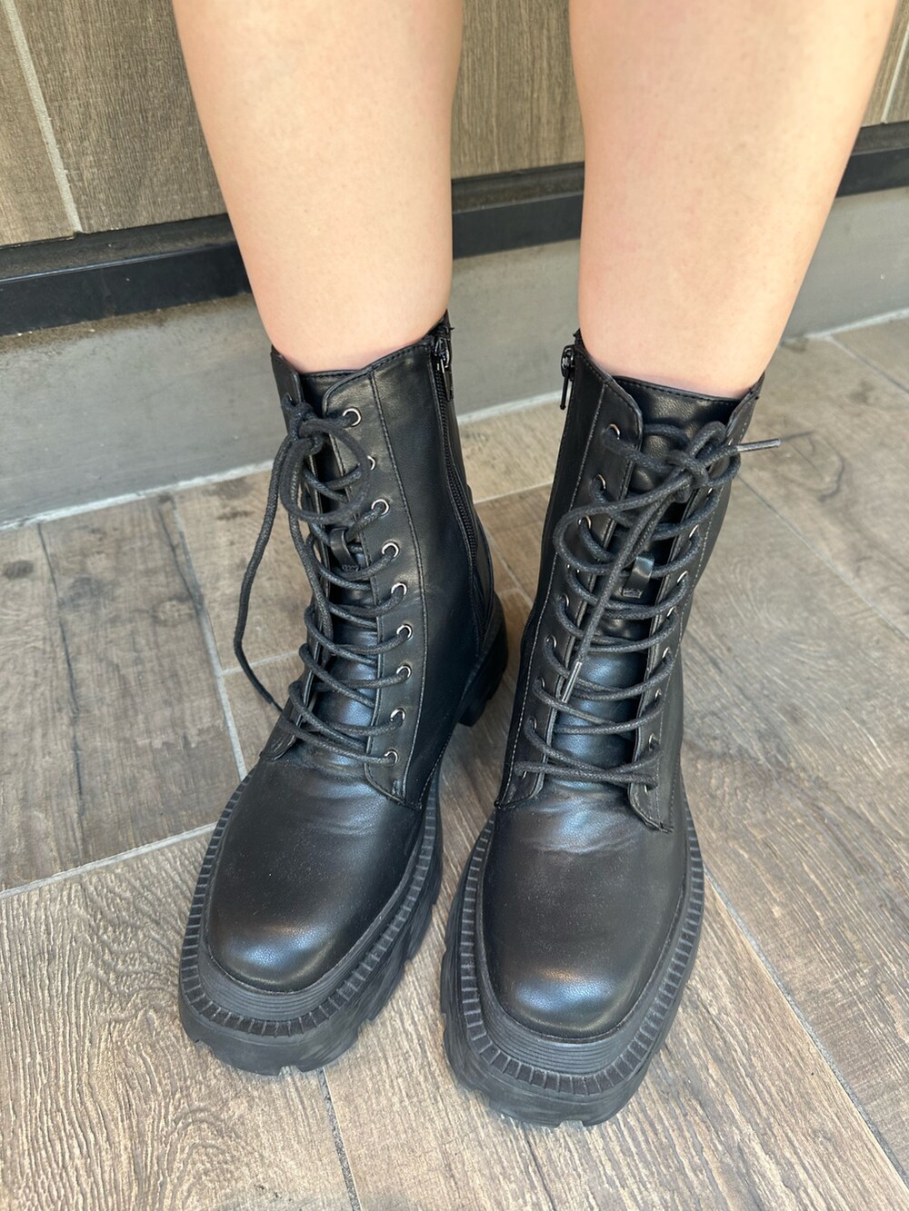 グレー系のワンピース、ホワイト系のショルダーバッグ、ブラック系のブーツを着用したレディースの夏コーディネートの10枚目の写真