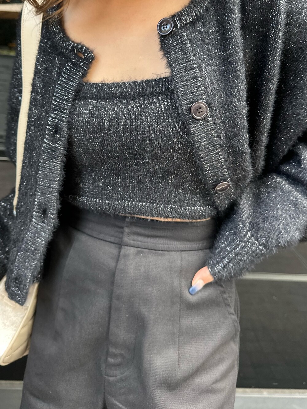 ブラック系のその他パンツ、ブラック系のカーディガン/ボレロ、ホワイト系のブーツを着用したレディースの秋コーディネートの3枚目の写真