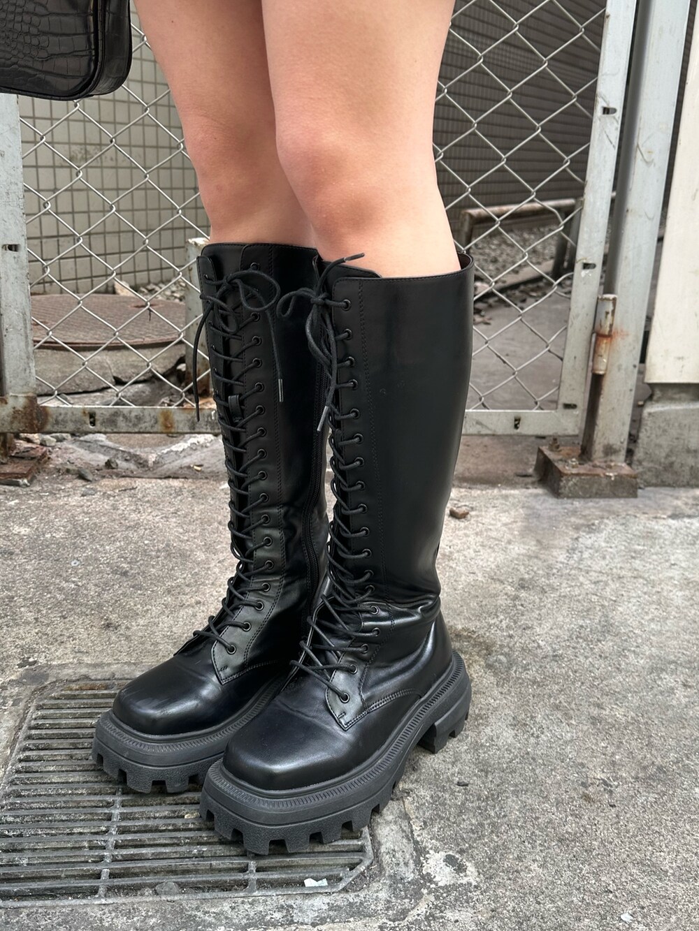 ホワイト系のTシャツ/カットソー、ブラック系のテーラードジャケット、ブラック系のスカートを着用したレディースの春コーディネートの8枚目の写真