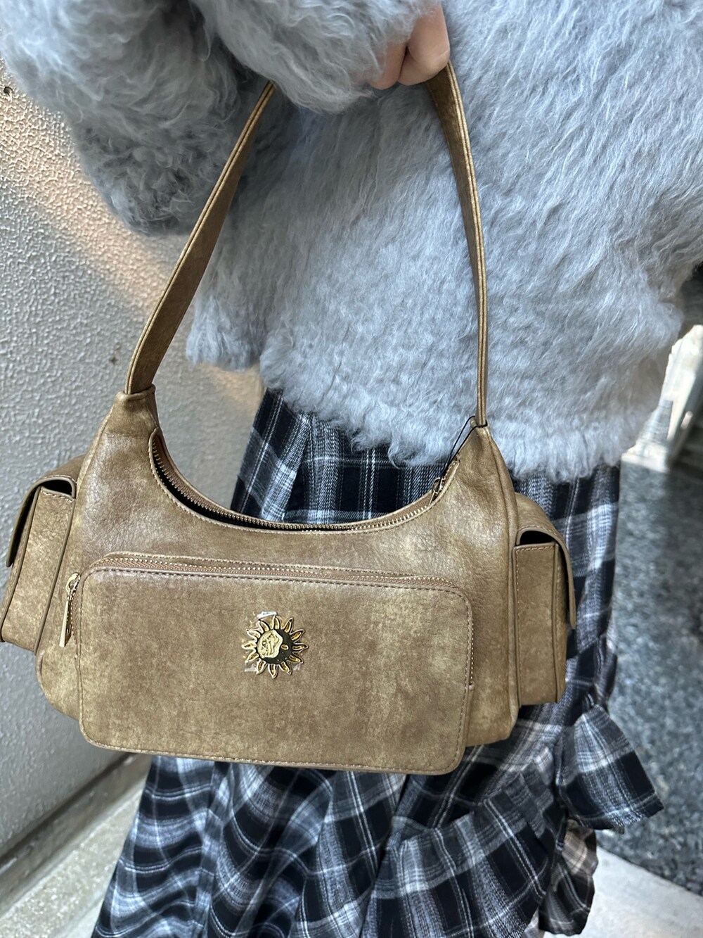 グレー系のニット/セーター、ブラック系のスカート、ブラック系のブーツを着用したレディースの冬コーディネートの8枚目の写真