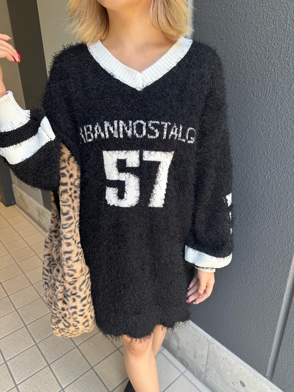 その他のブーツ、ブラック系のニット/セーター、その他のショルダーバッグを着用したレディースの秋コーディネートの5枚目の写真