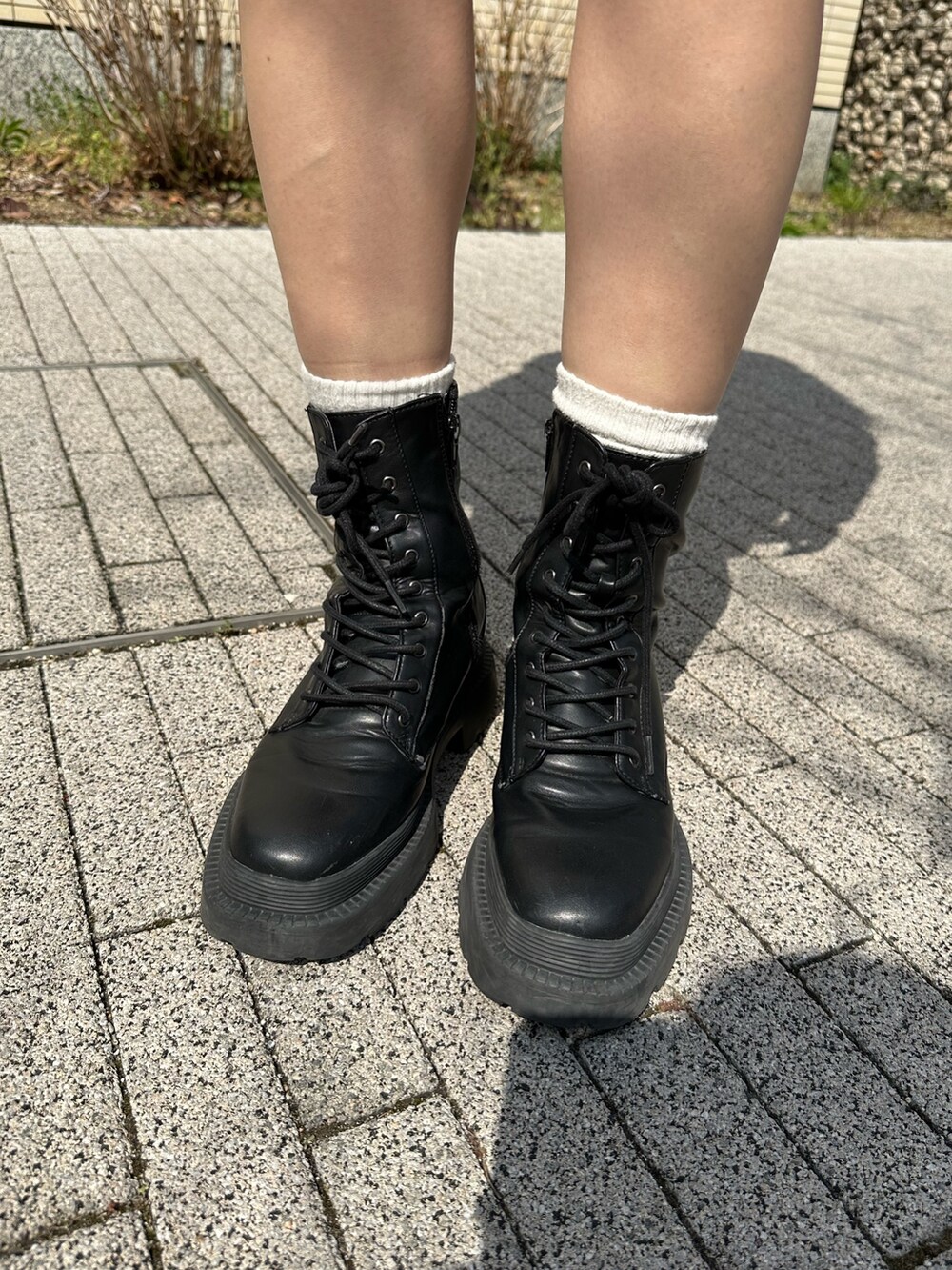 ブラック系のブーツ、グレー系のテーラードジャケット、ホワイト系のシャツ/ブラウスを着用したレディースの春コーディネートの8枚目の写真