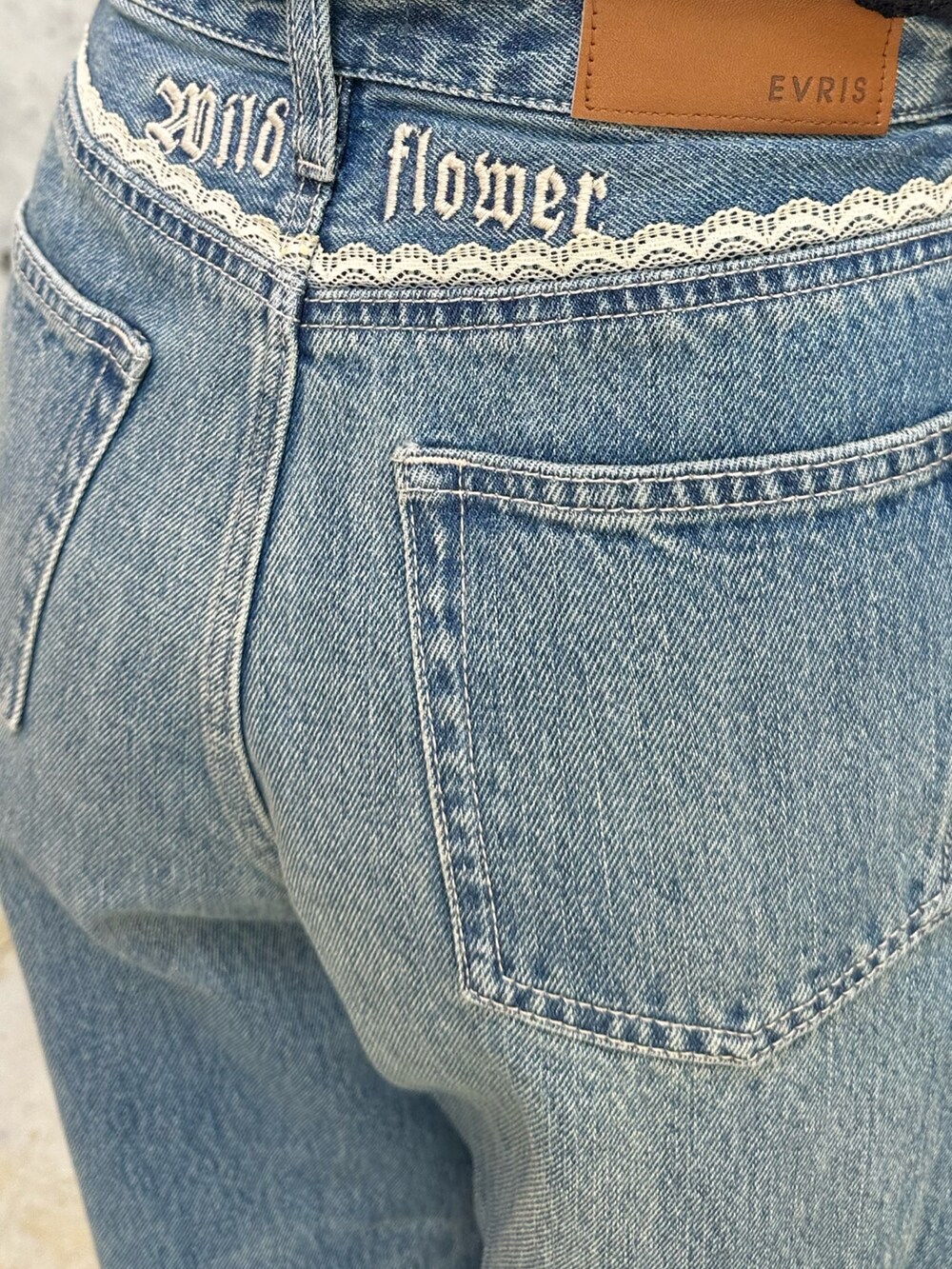 イエロー系のTシャツ/カットソー、ブルー系のデニムパンツ、ブラウン系のブーツを着用したレディースの春コーディネートの7枚目の写真