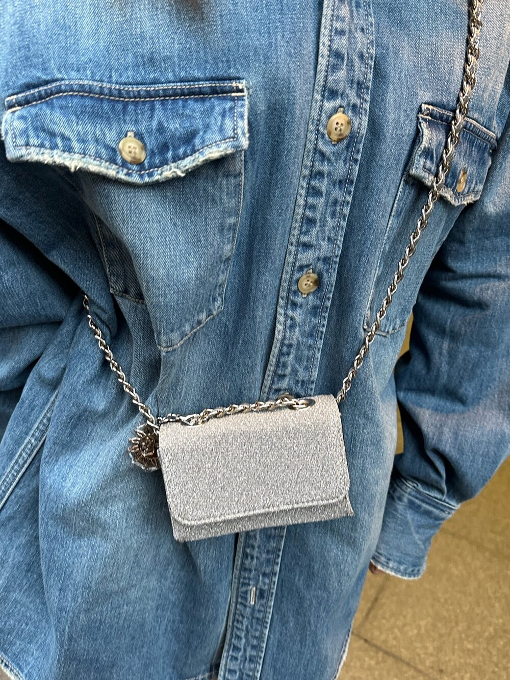 ブルー系のシャツ/ブラウス、ブラック系のその他パンツ、シルバー系のショルダーバッグを着用したレディースの冬コーディネートの7枚目の写真