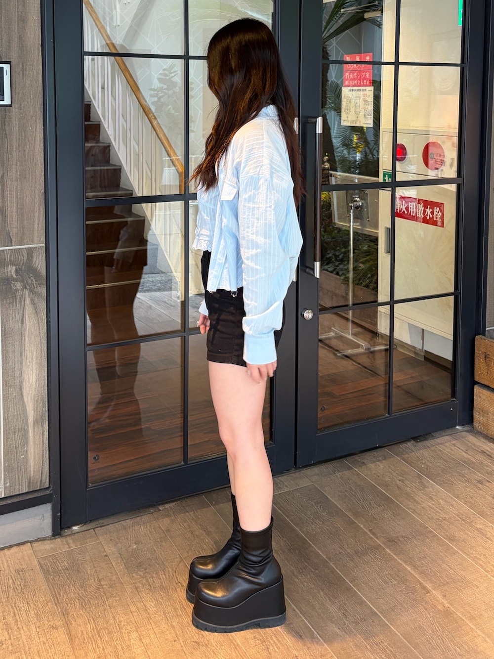 ブラック系のその他パンツ、ブラック系のブーツ、ブルー系のシャツ/ブラウスを着用したレディースの春コーディネートの2枚目の写真