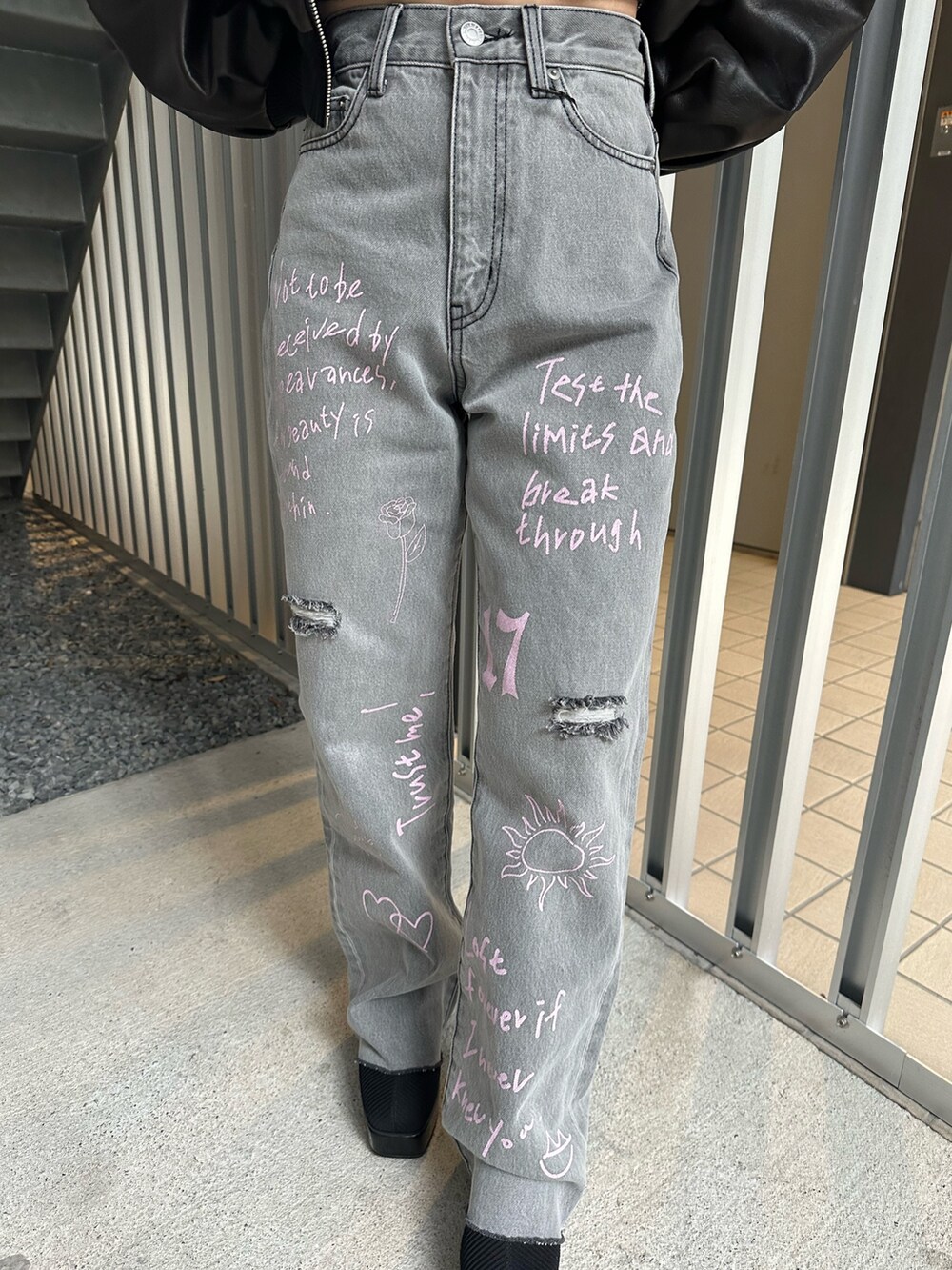 ブラック系のデニムパンツ、ブラック系のブルゾン、ブラック系のTシャツ/カットソーを着用したレディースの冬コーディネートの8枚目の写真