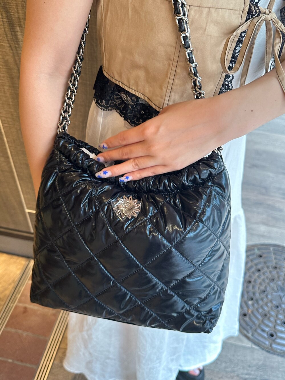 ホワイト系のワンピース、ベージュ系のシャツ/ブラウス、ブラック系のショルダーバッグを着用したレディースの夏コーディネートの6枚目の写真