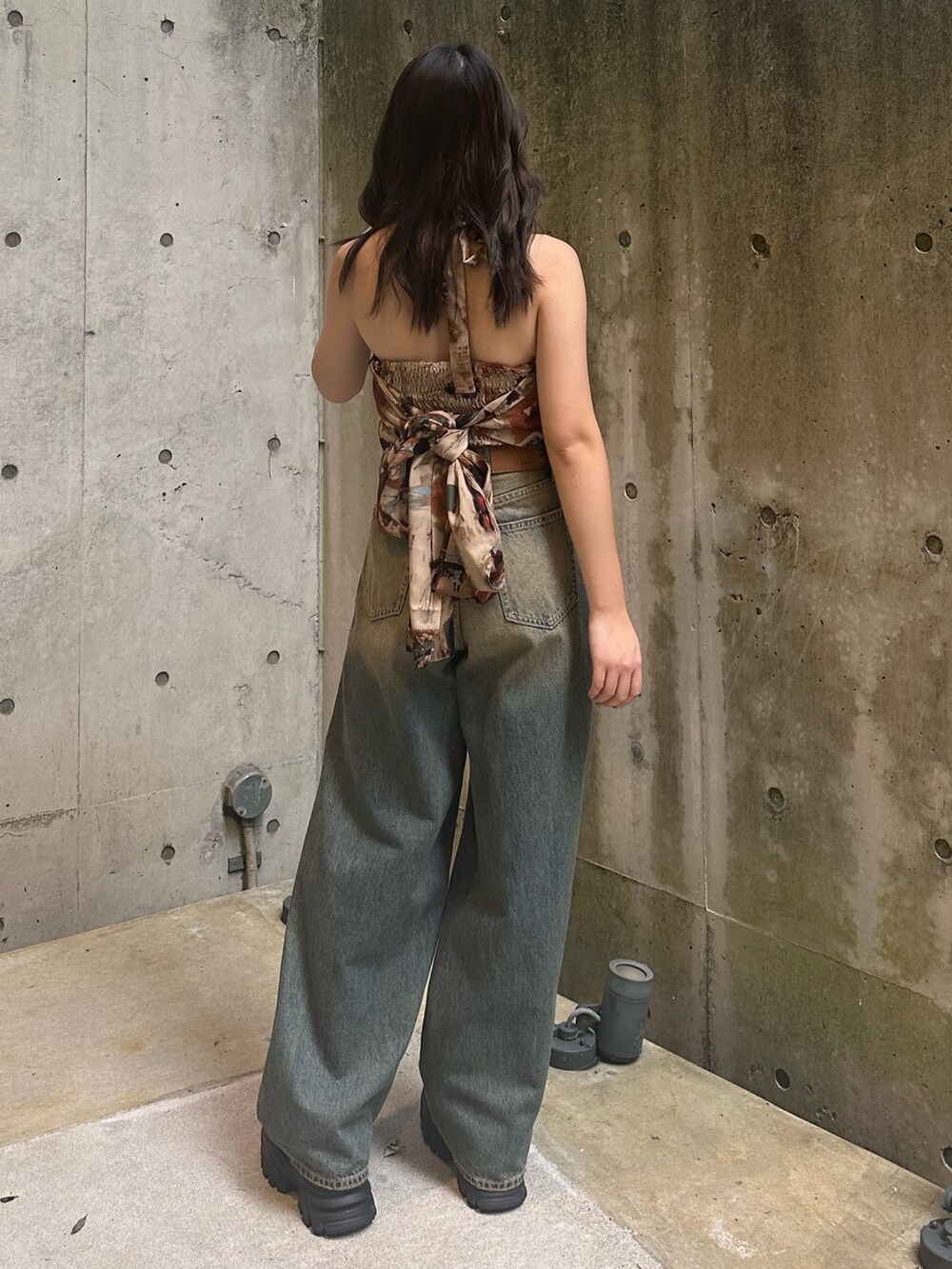 ブラウン系のTシャツ/カットソー、ブルー系のデニムパンツ、ブラック系のサンダルを着用したレディースの夏コーディネートの3枚目の写真