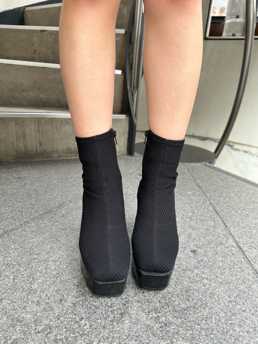 ブルー系のブルゾン、ブルー系のデニムスカート、その他のブーツを着用したレディースの秋コーディネートの9枚目の写真