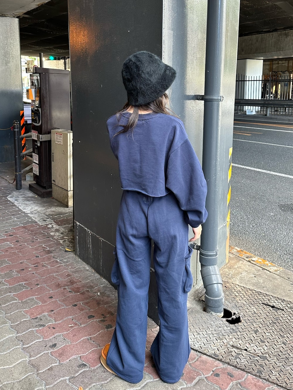 ブルー系のスウェットパンツ、ブルー系のスウェット、ベージュ系のスリッポンを着用したレディースの秋コーディネートの3枚目の写真