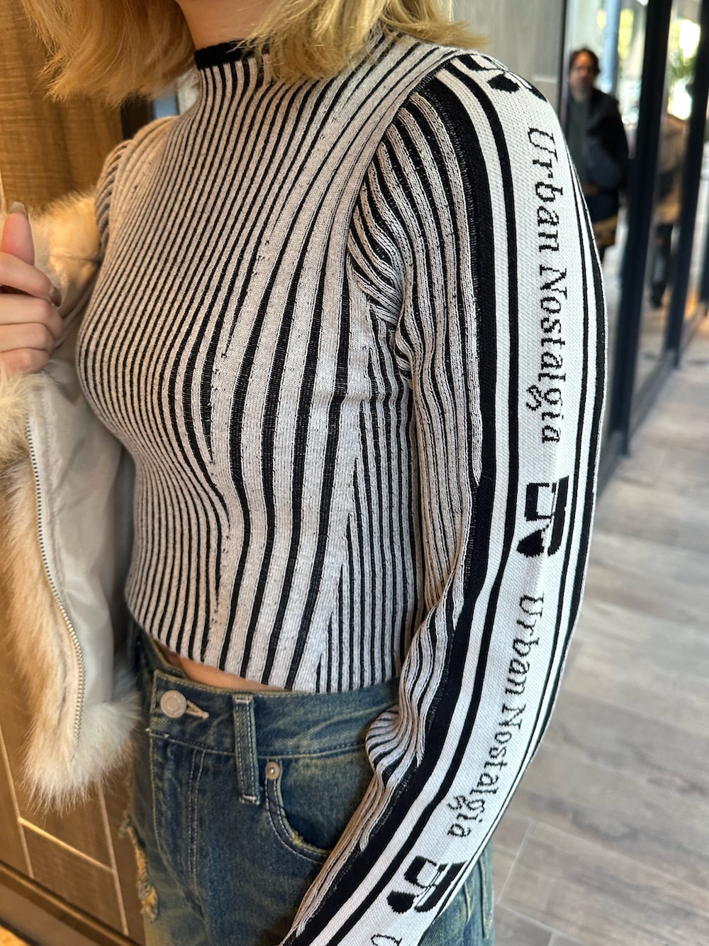 ベージュ系のブルゾン、その他のブーツ、ブルー系のデニムパンツを着用したレディースの冬コーディネートの7枚目の写真