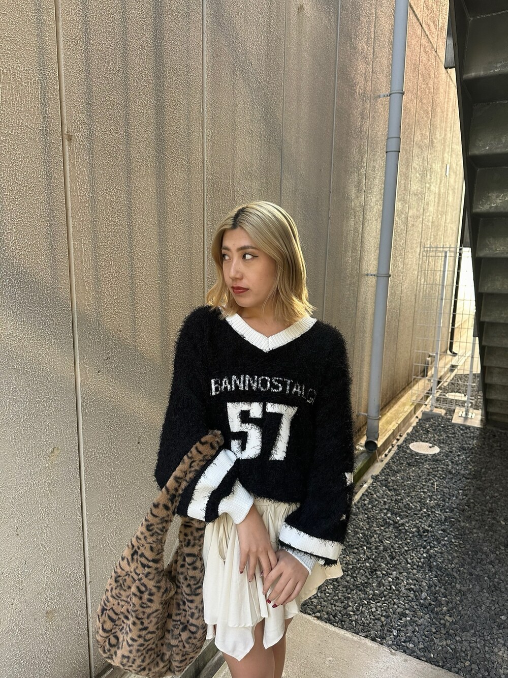 ブラック系のニット/セーター、その他のショルダーバッグ、その他のブーツを着用したレディースの秋コーディネートの4枚目の写真